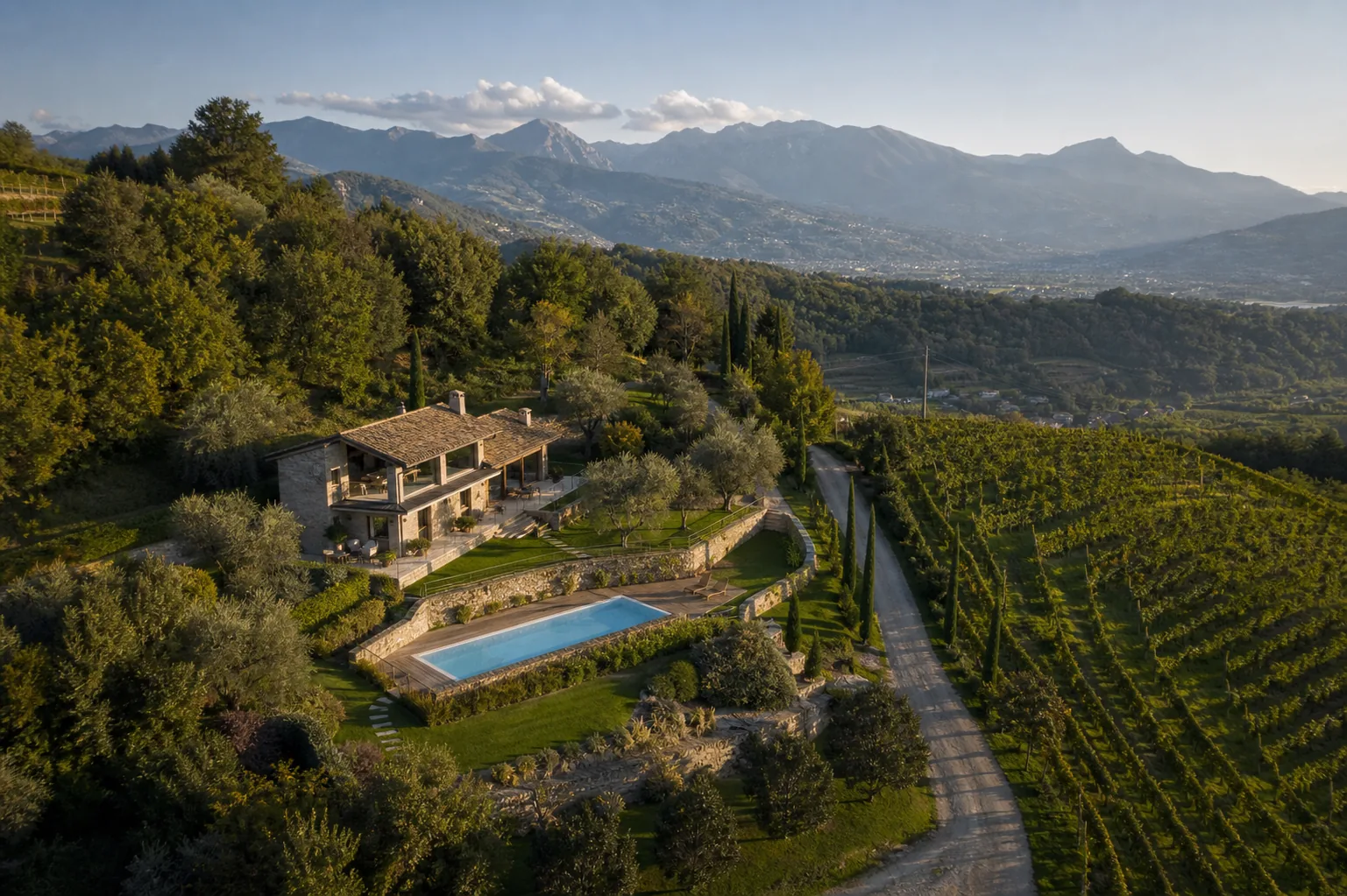 Villa con piscina ripresa dall’alto in Italia